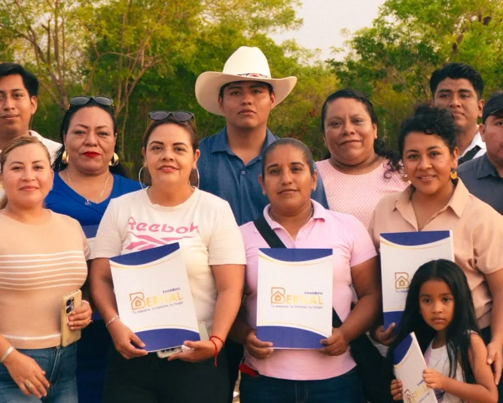 Armando Bernal, con sombrero, junto a parte del equipo de Inmobiliaria Bernal en una visita a un desarrollo